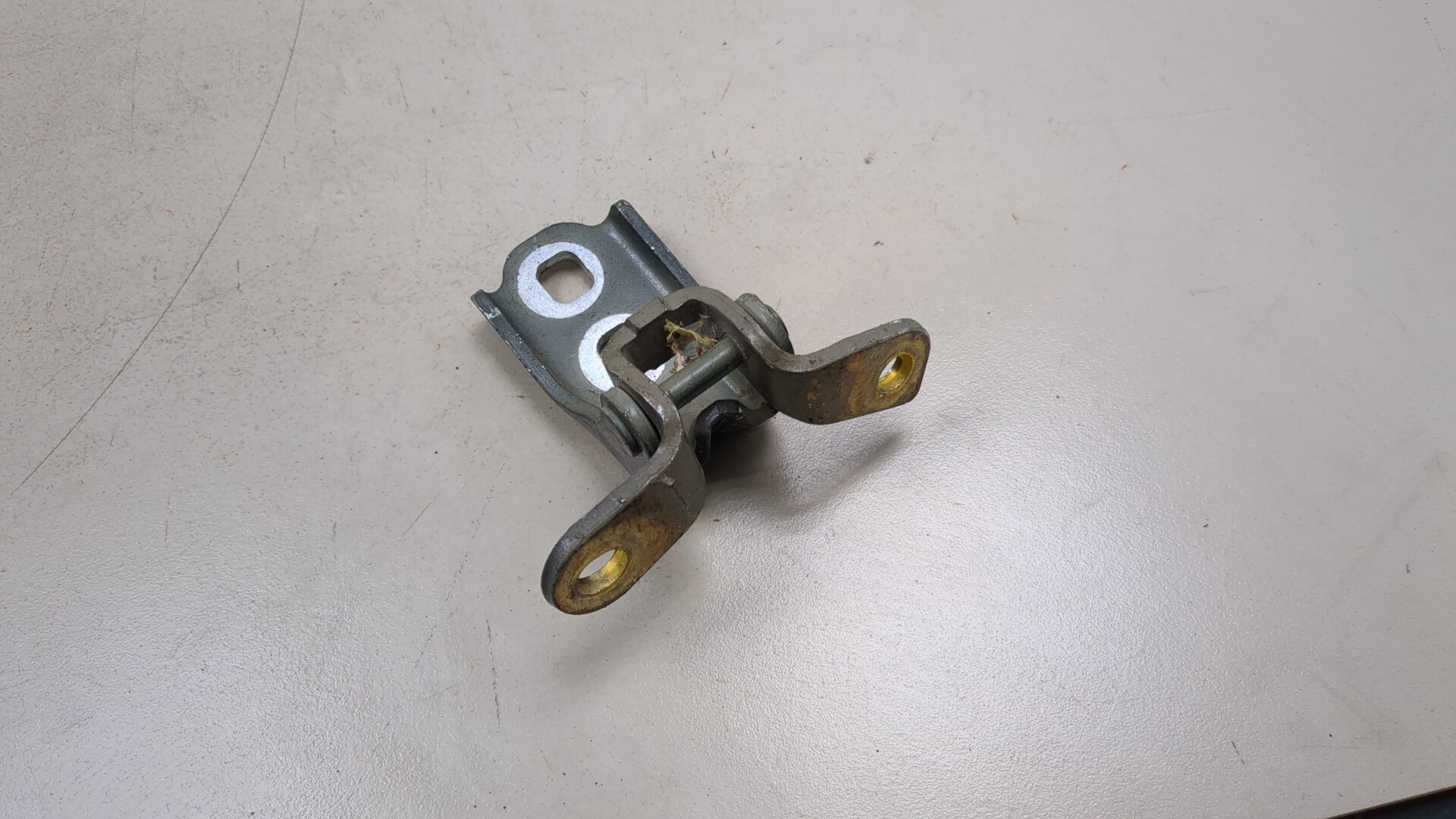 Петля двери