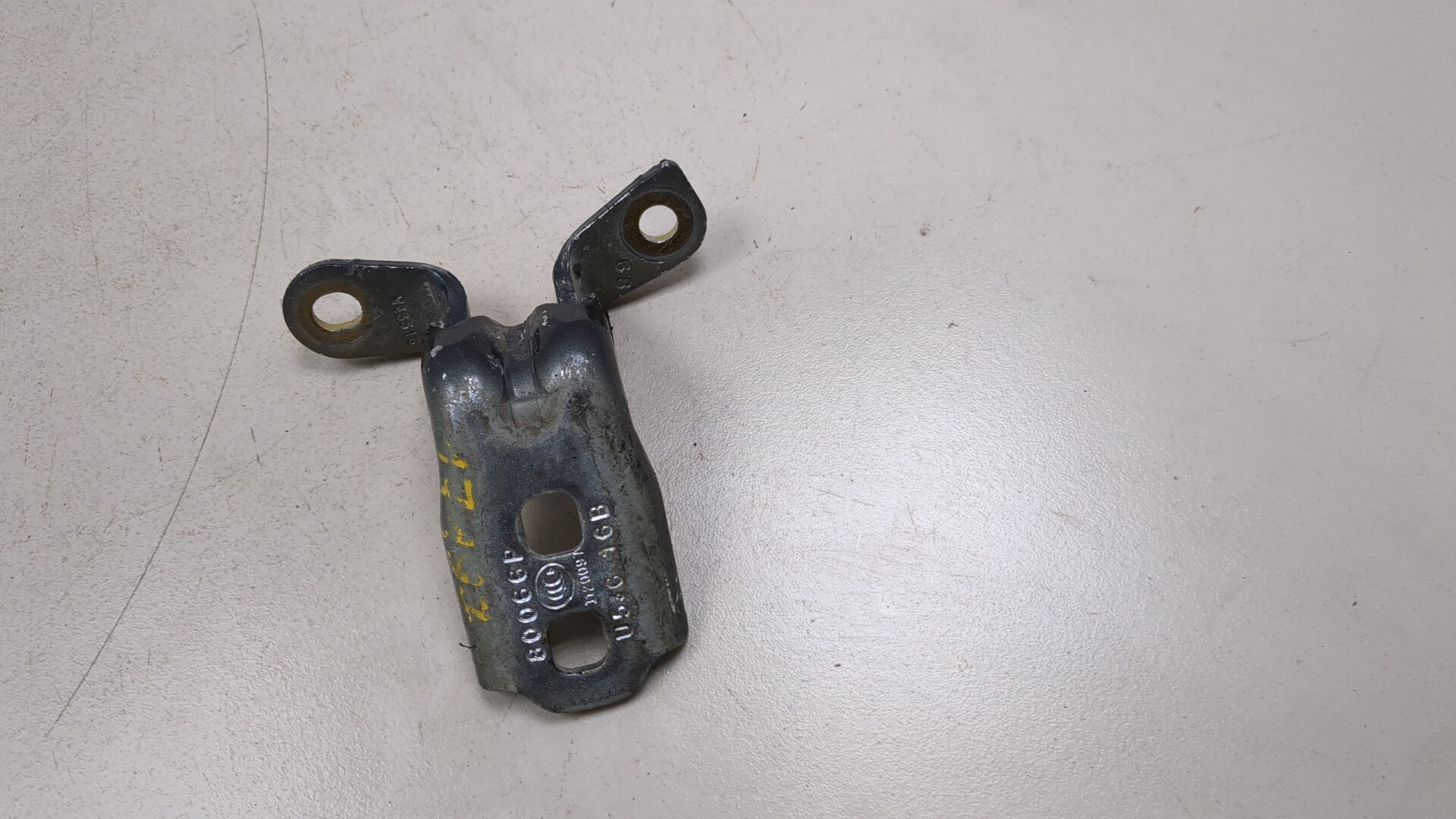 Петля двери