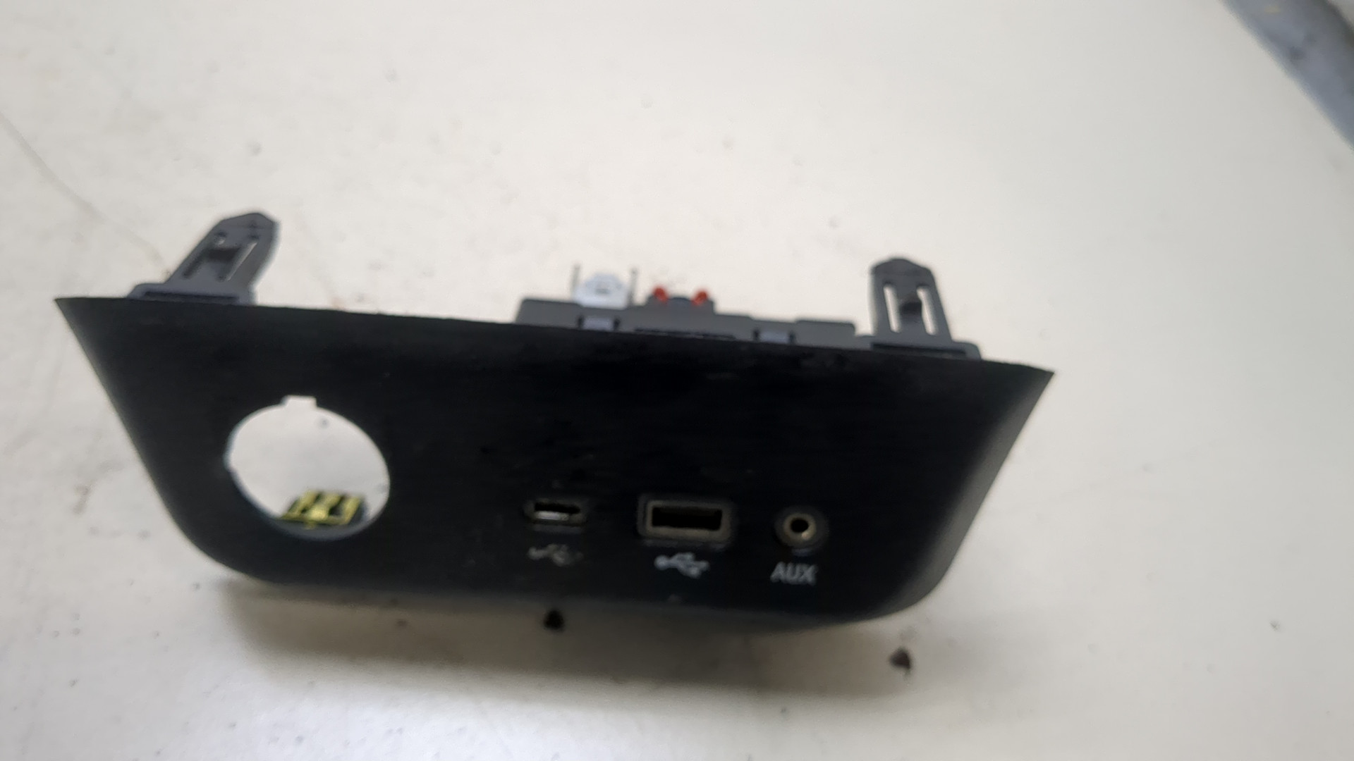 Гнездо AUX / USB IN