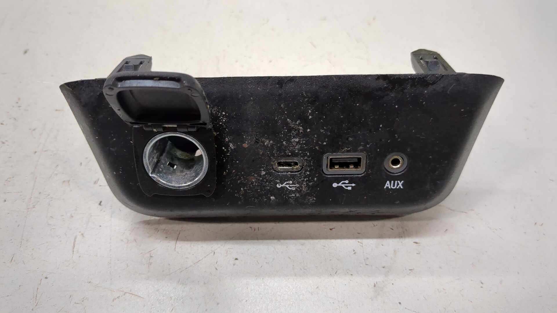 Гнездо AUX / USB IN