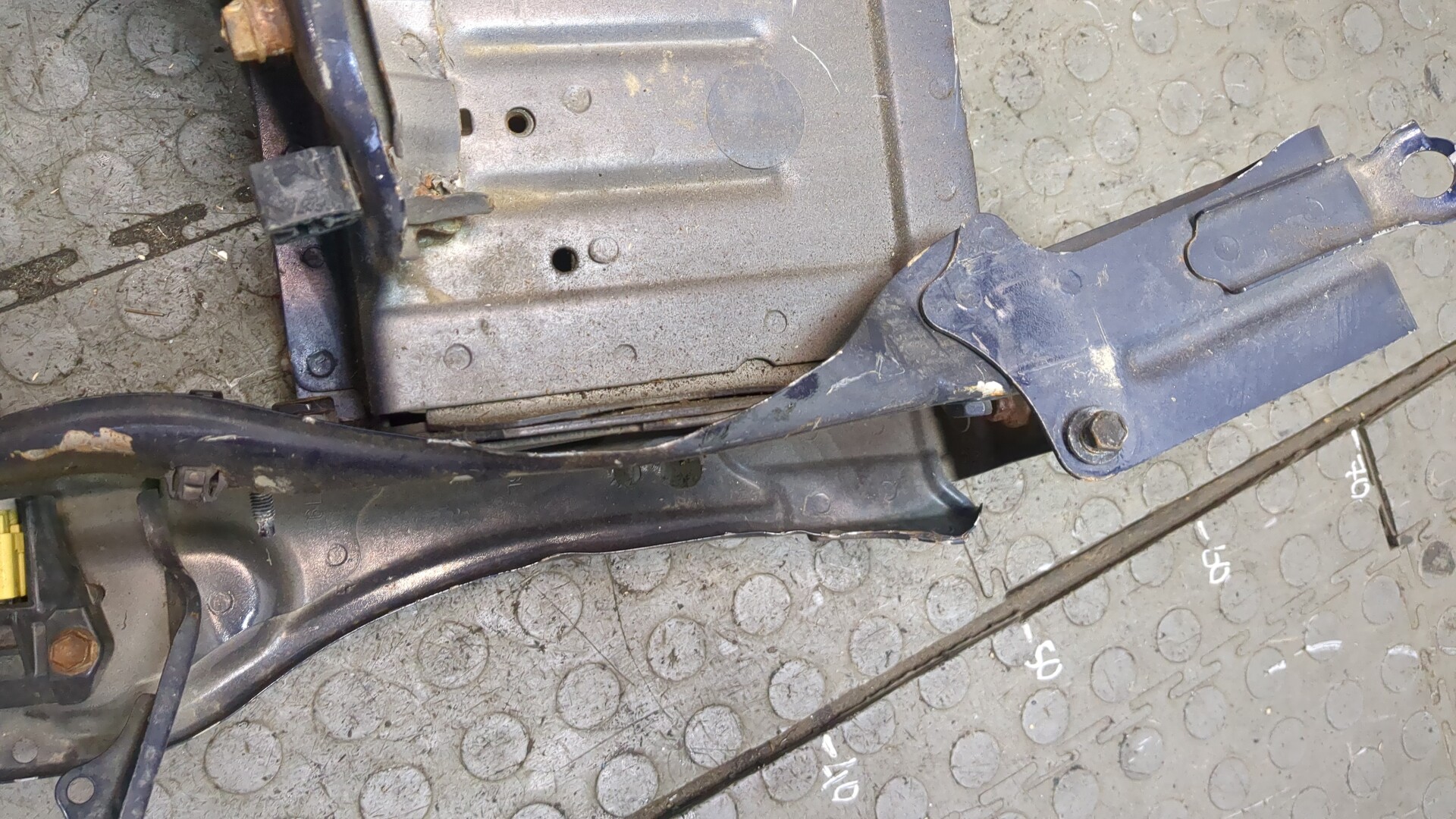 Лонжерон передний левый