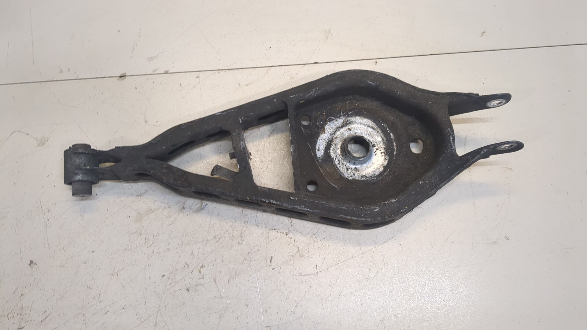 Рычаг задний левый