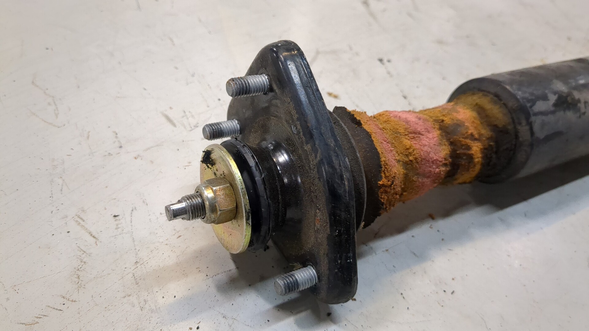 Амортизатор задний (стойка)