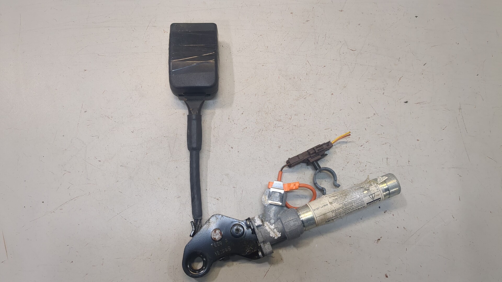 Ответная часть ремня безопасности