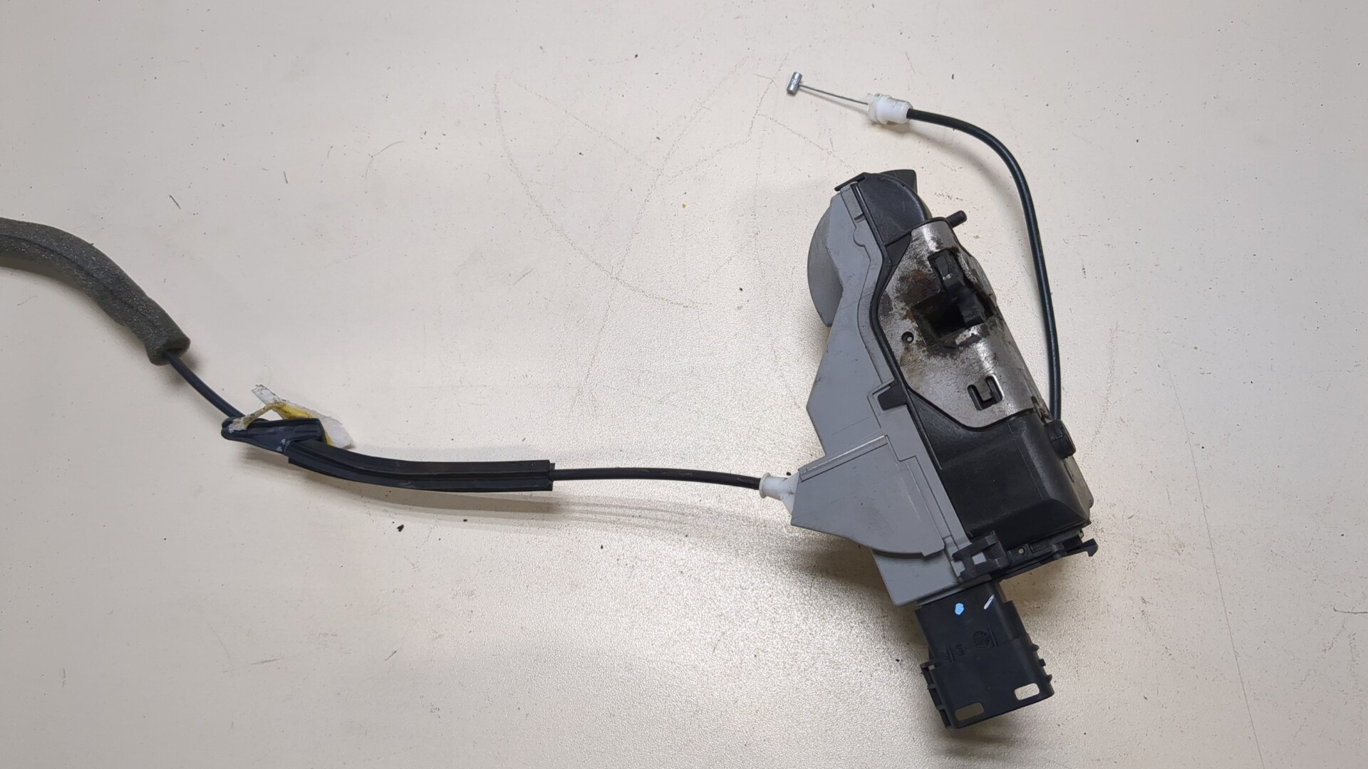 Замок двери передней правой