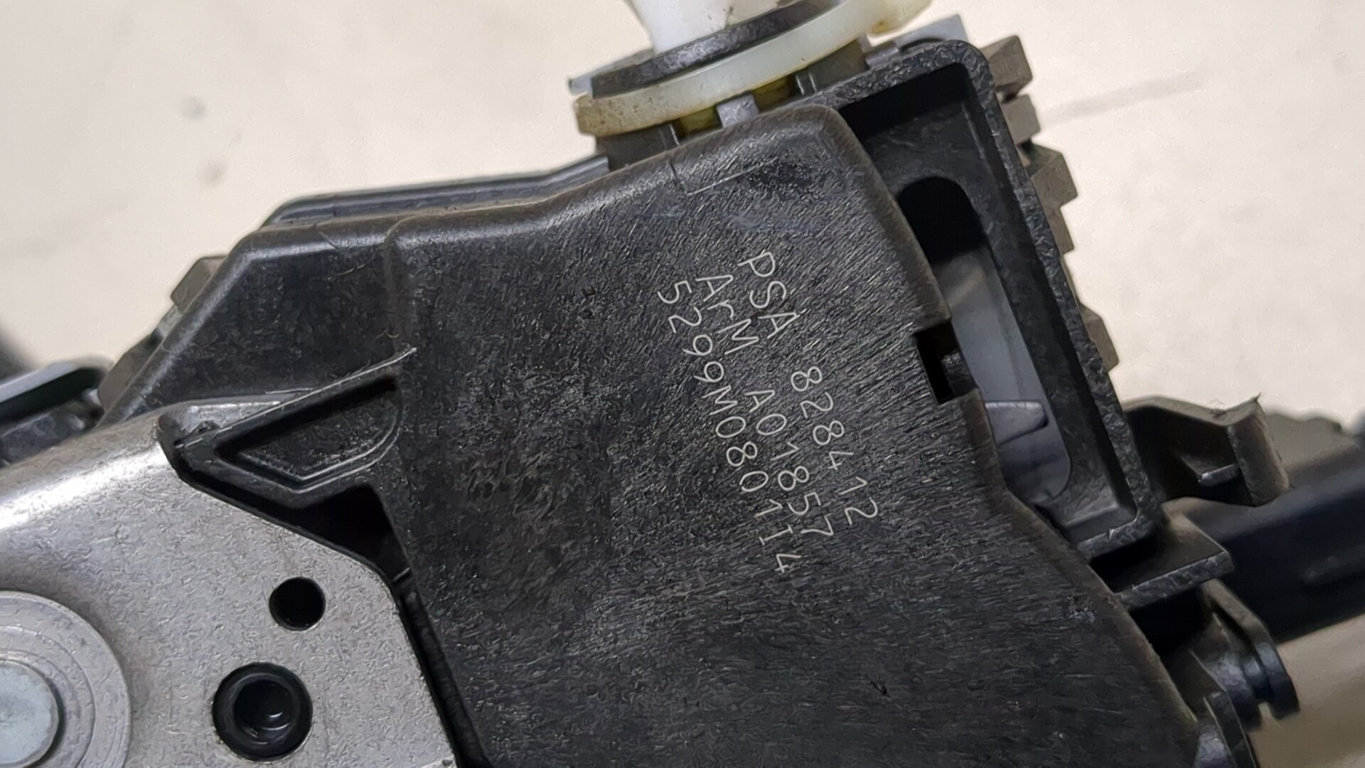 Замок двери передней правой