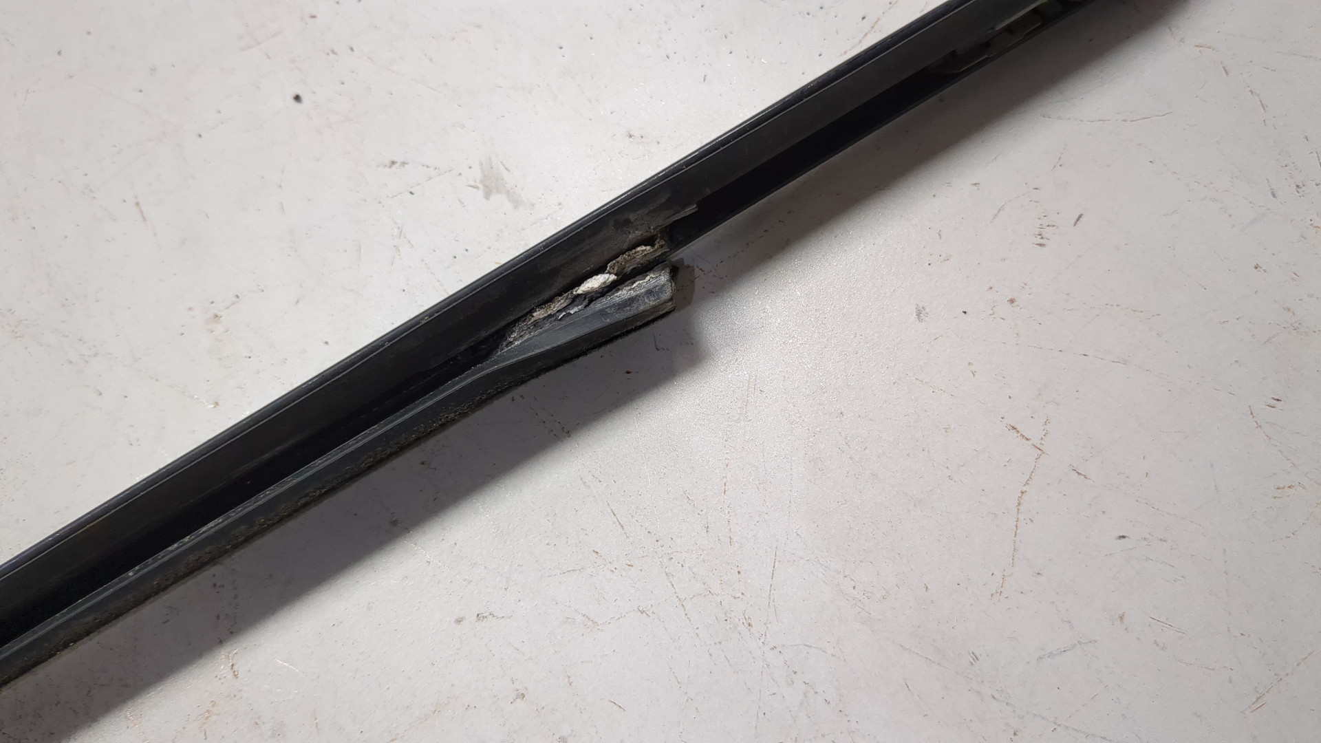 Накладка стекла переднего левого