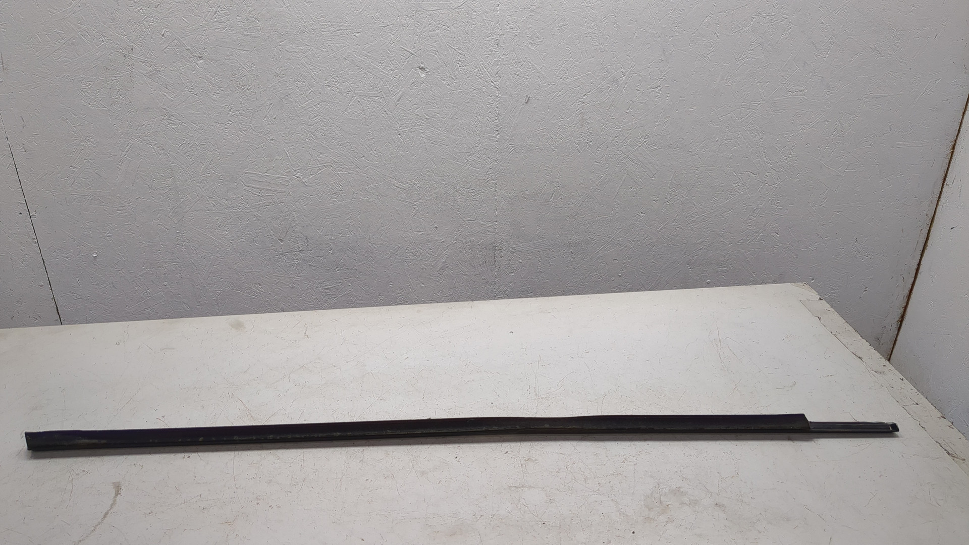 Накладка стекла переднего левого