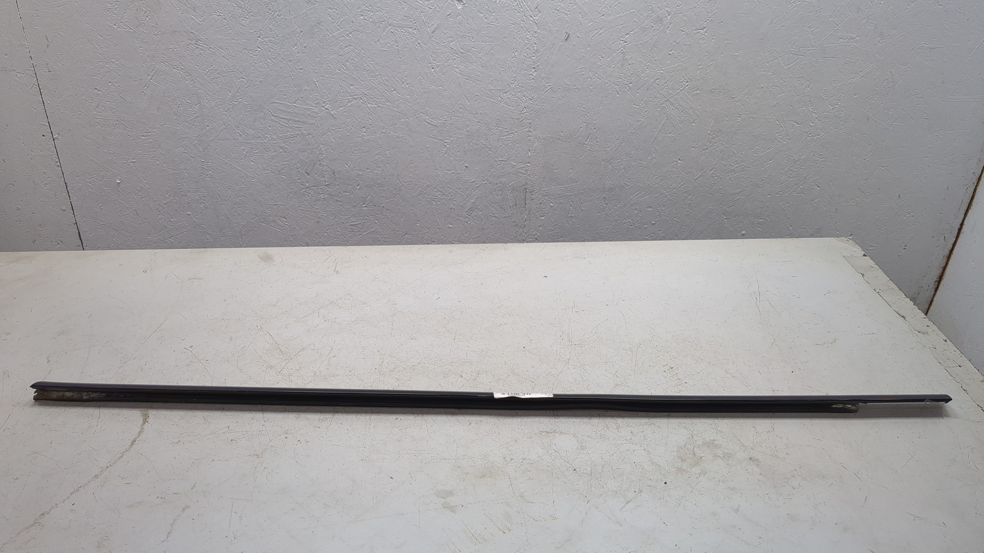 Накладка стекла переднего левого