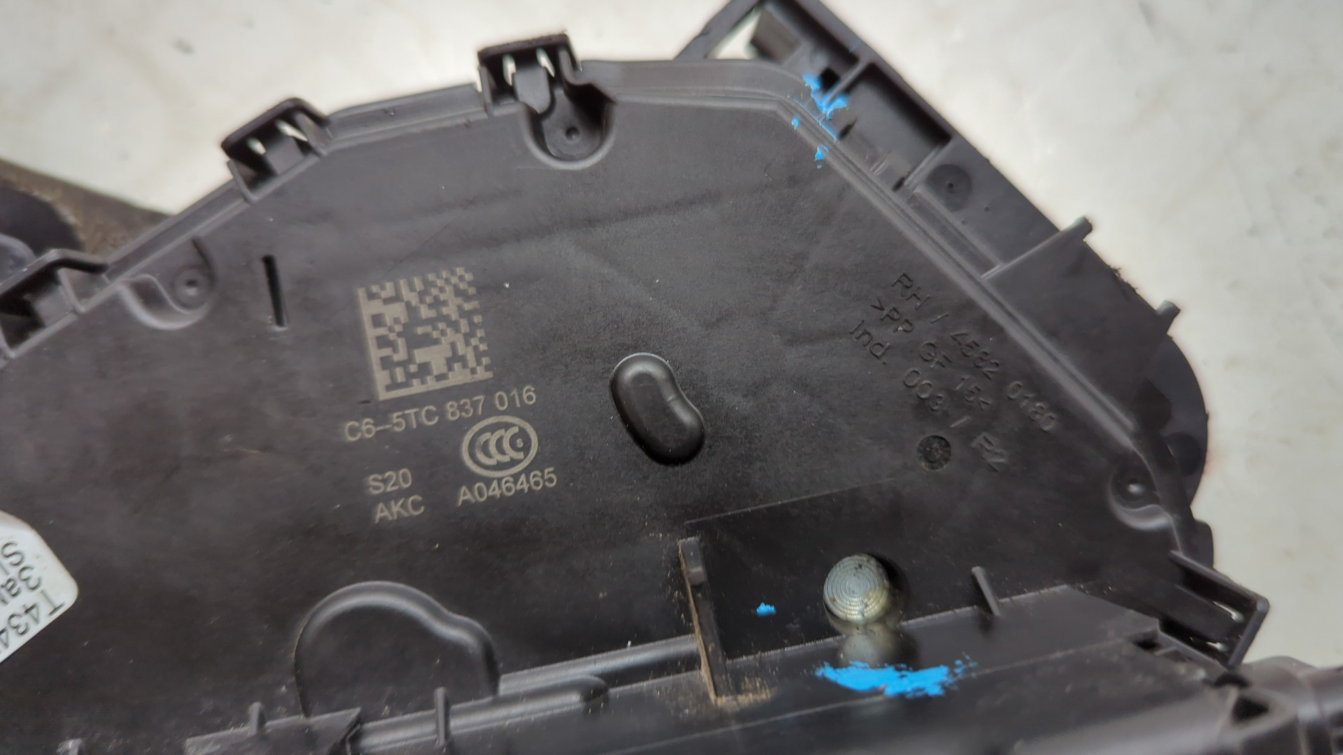 Замок двери передней правой