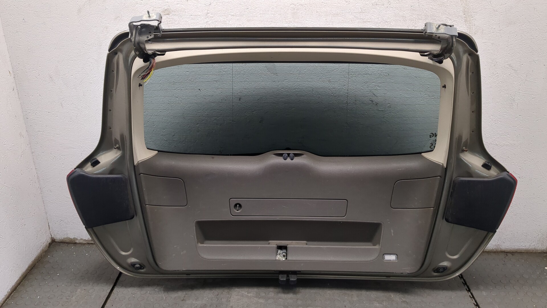 Дверь багажника