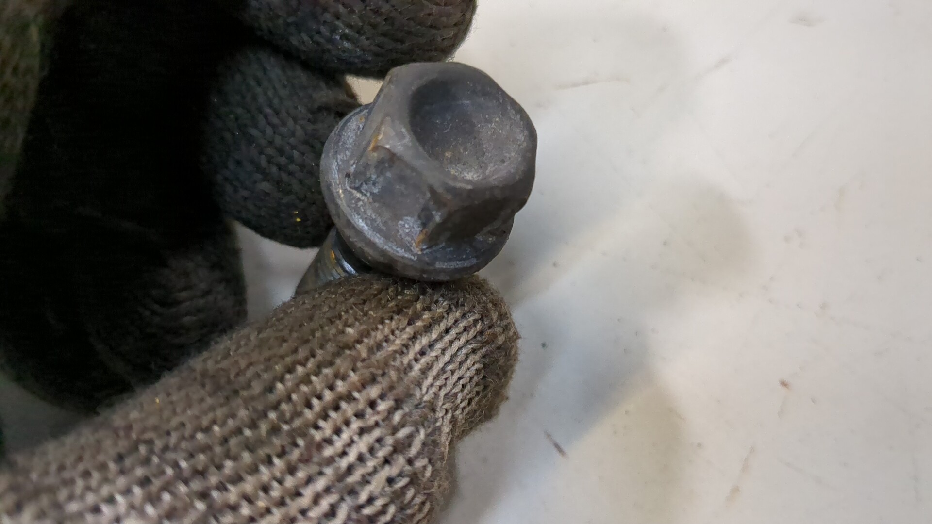 Болт колесный