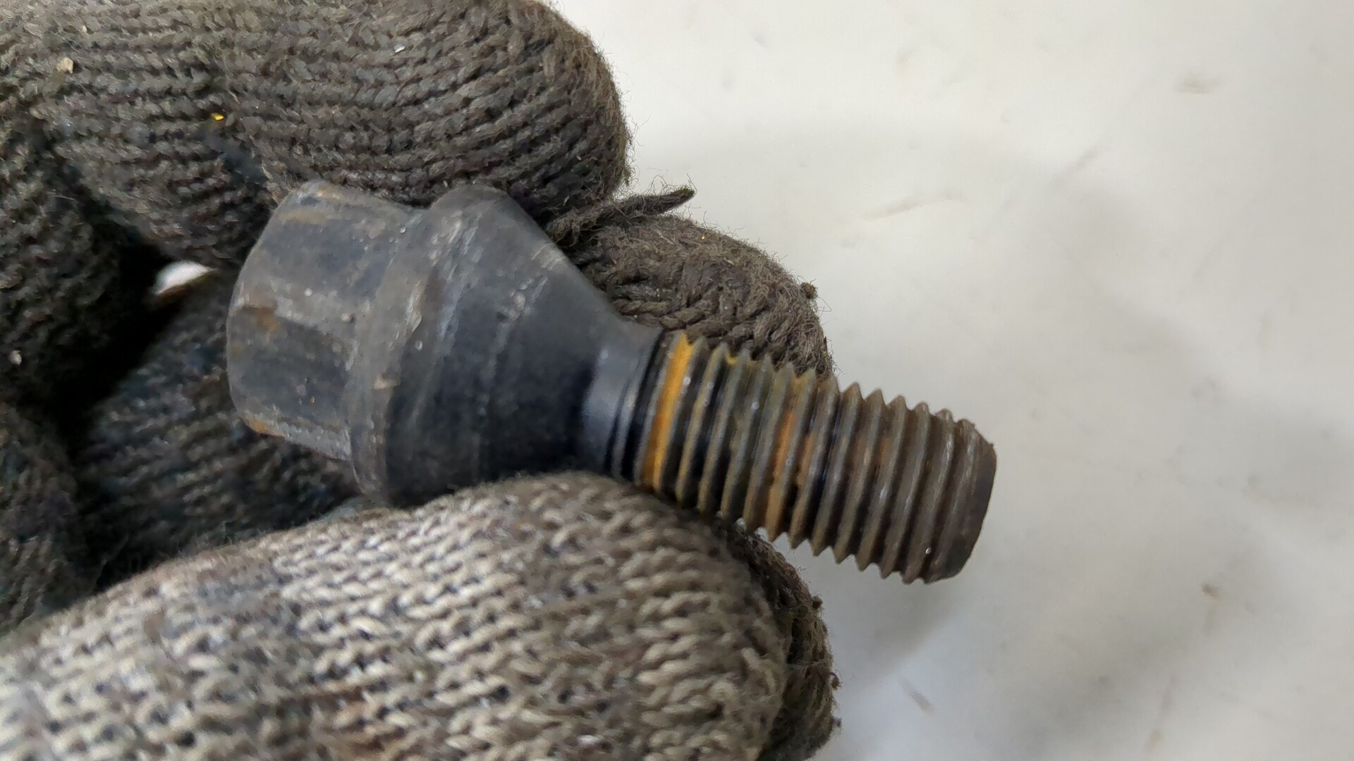 Болт колесный