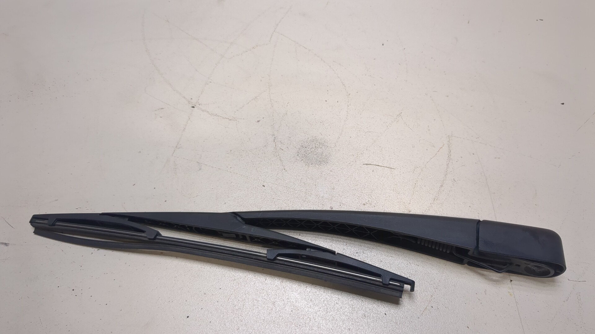 Поводок стеклоочистителя заднего