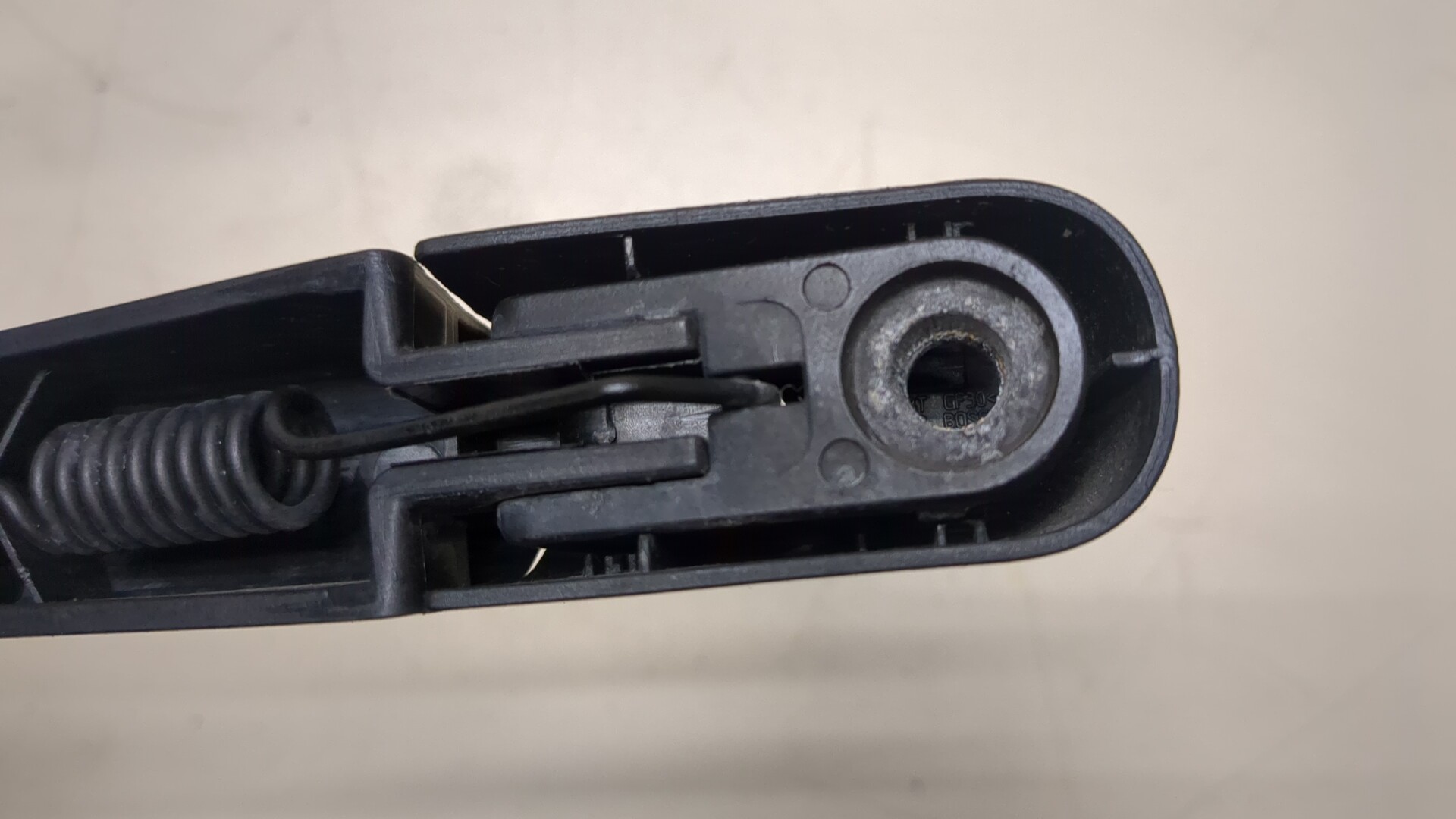 Поводок стеклоочистителя заднего