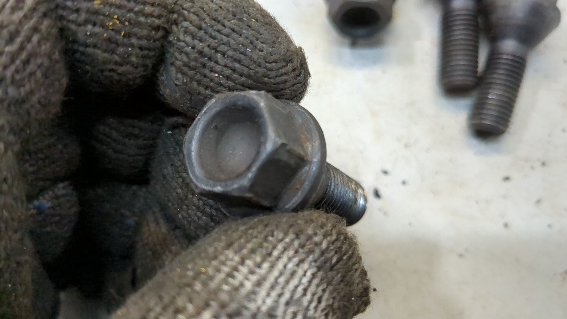 Болт колесный