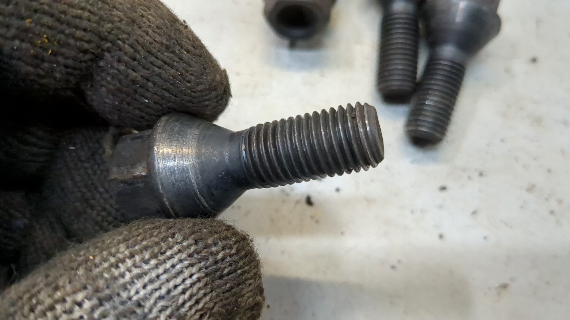 Болт колесный