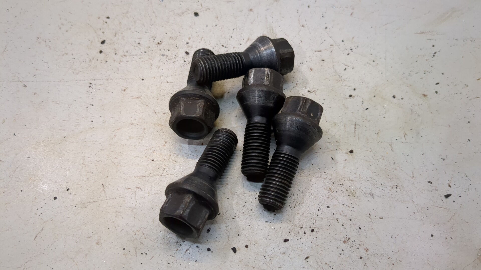 Болт колесный