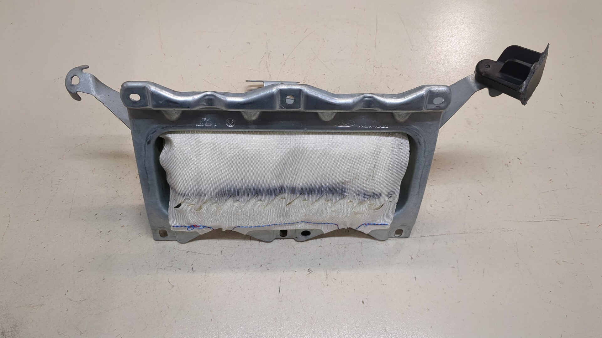 Подушка безопасности пассажирская (в торпедо)