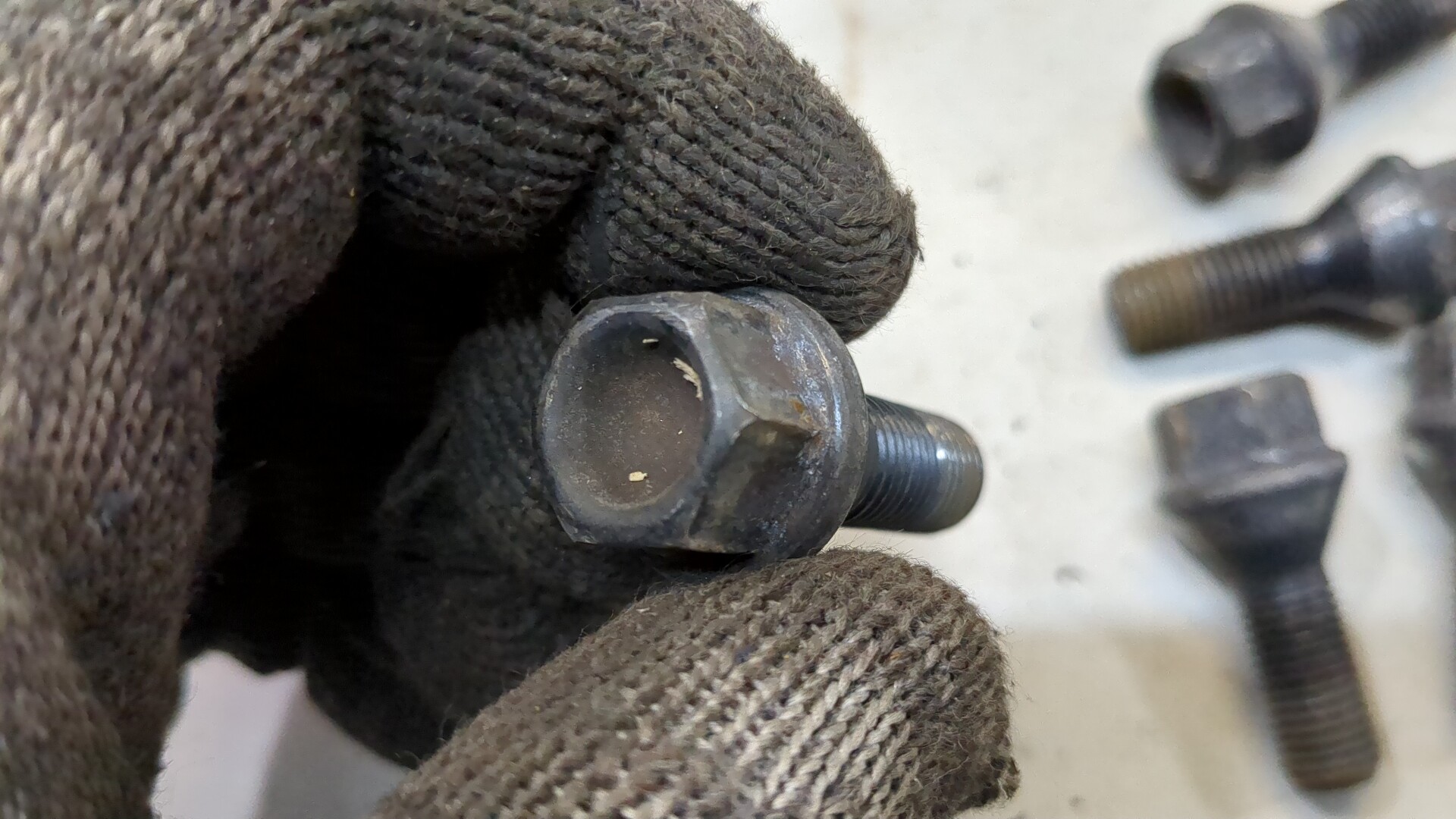 Болт колесный