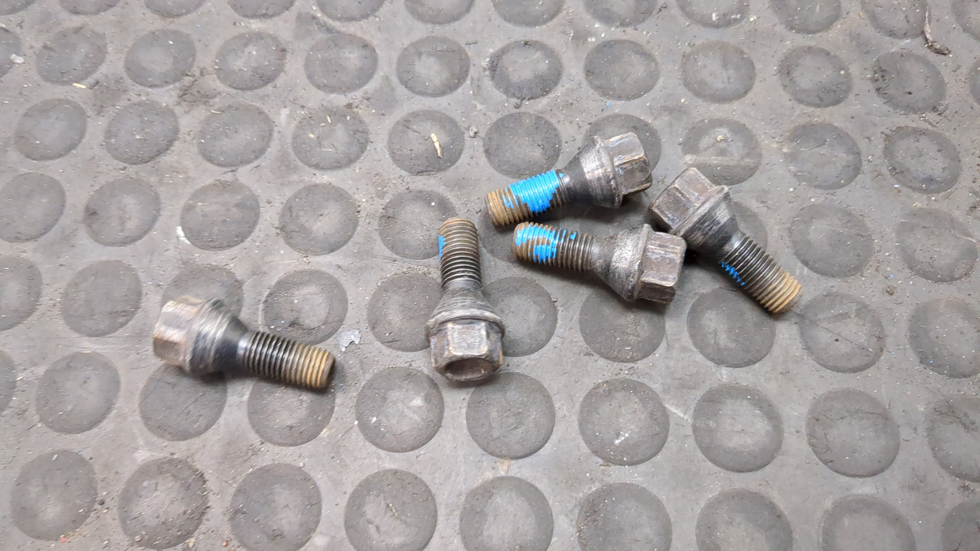 Болт колесный