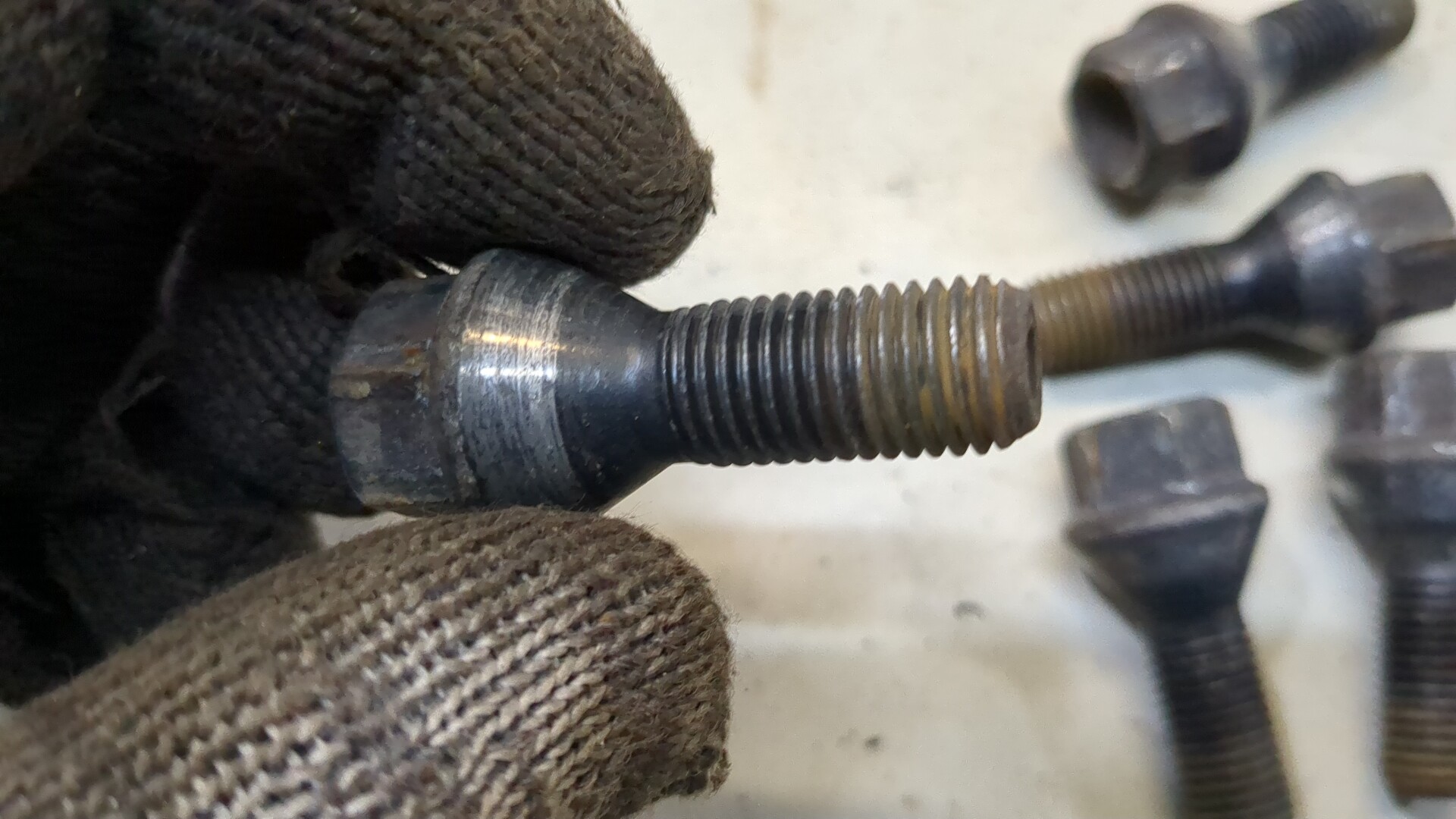 Болт колесный