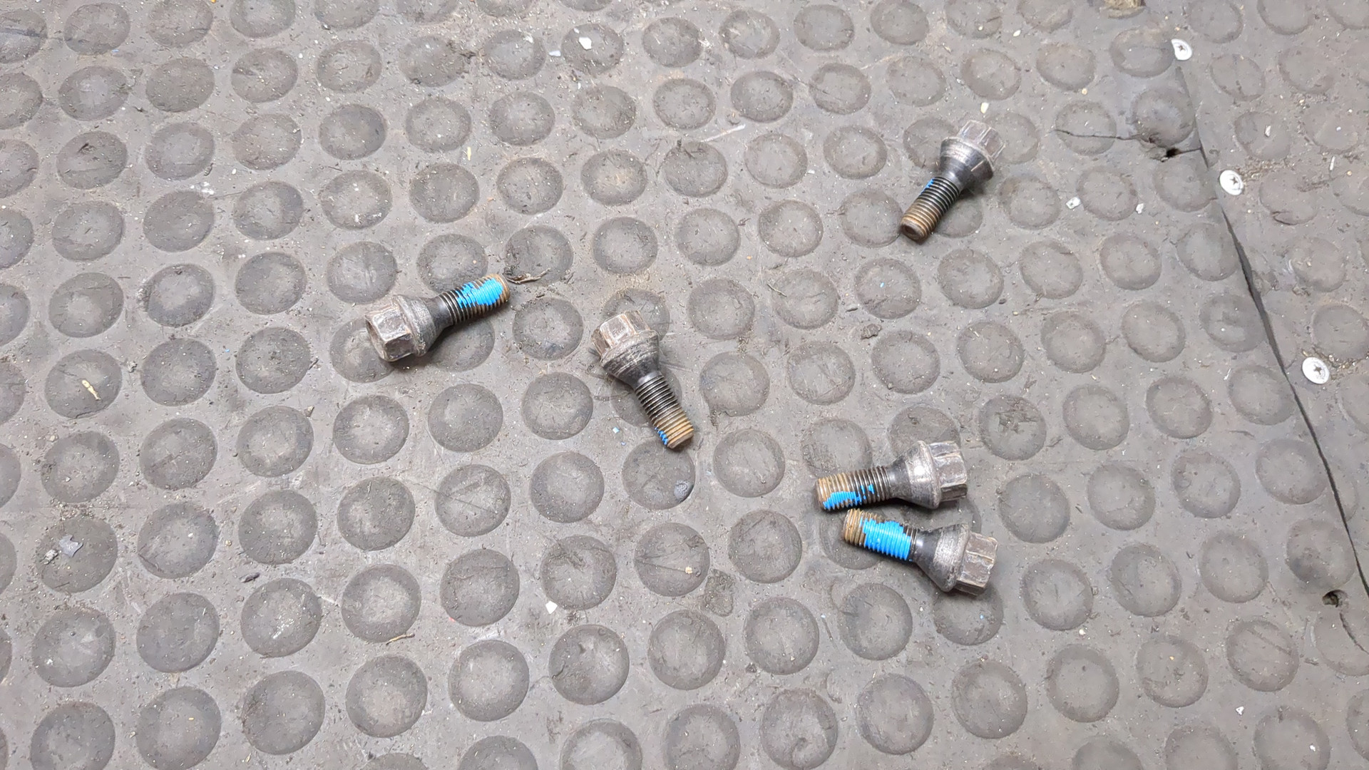 Болт колесный