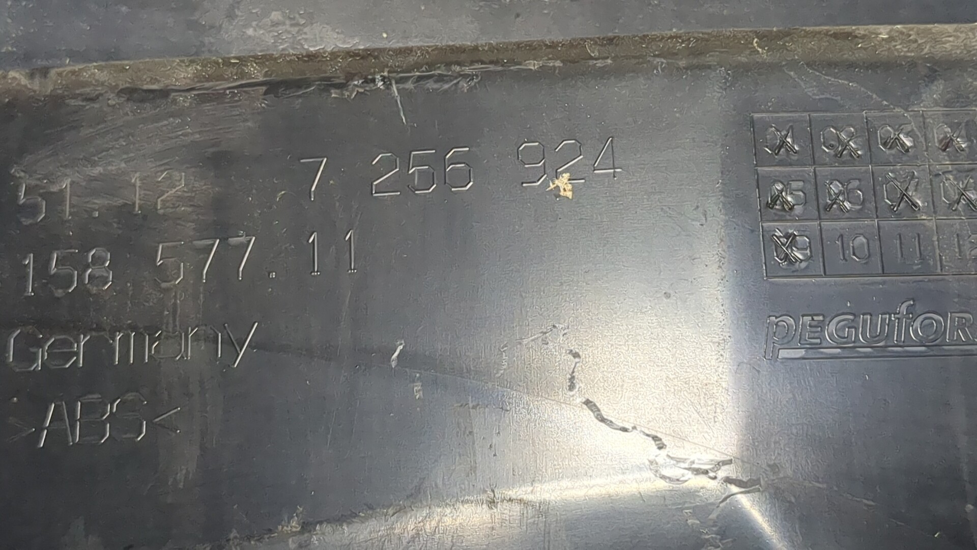 Кронштейн заднего бампера правый