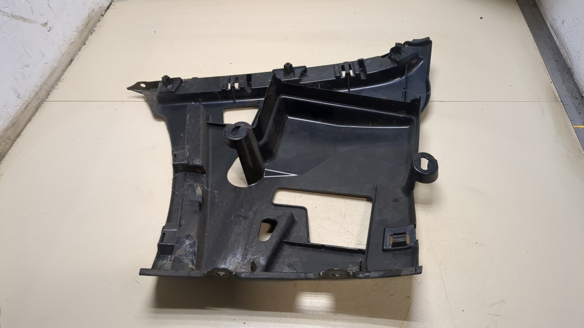 Кронштейн заднего бампера правый