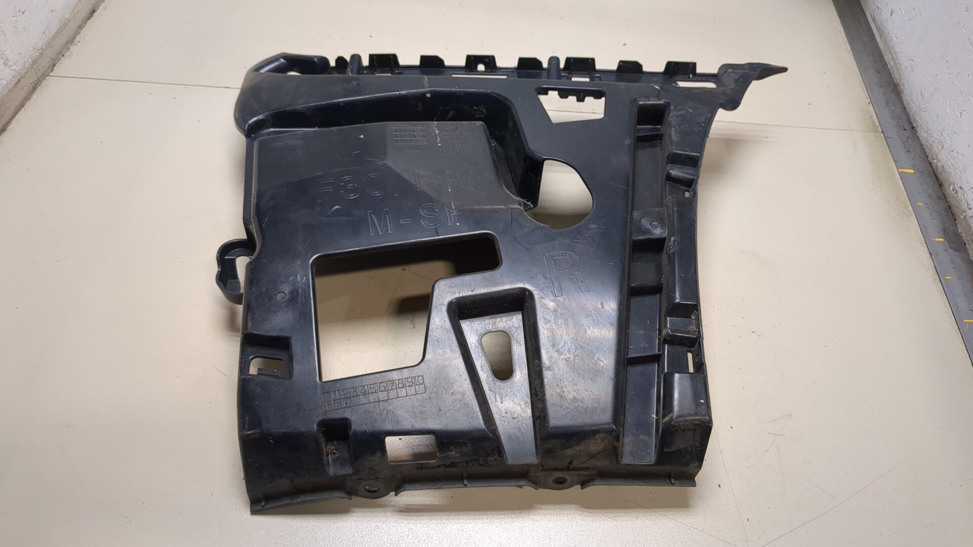 Кронштейн заднего бампера правый