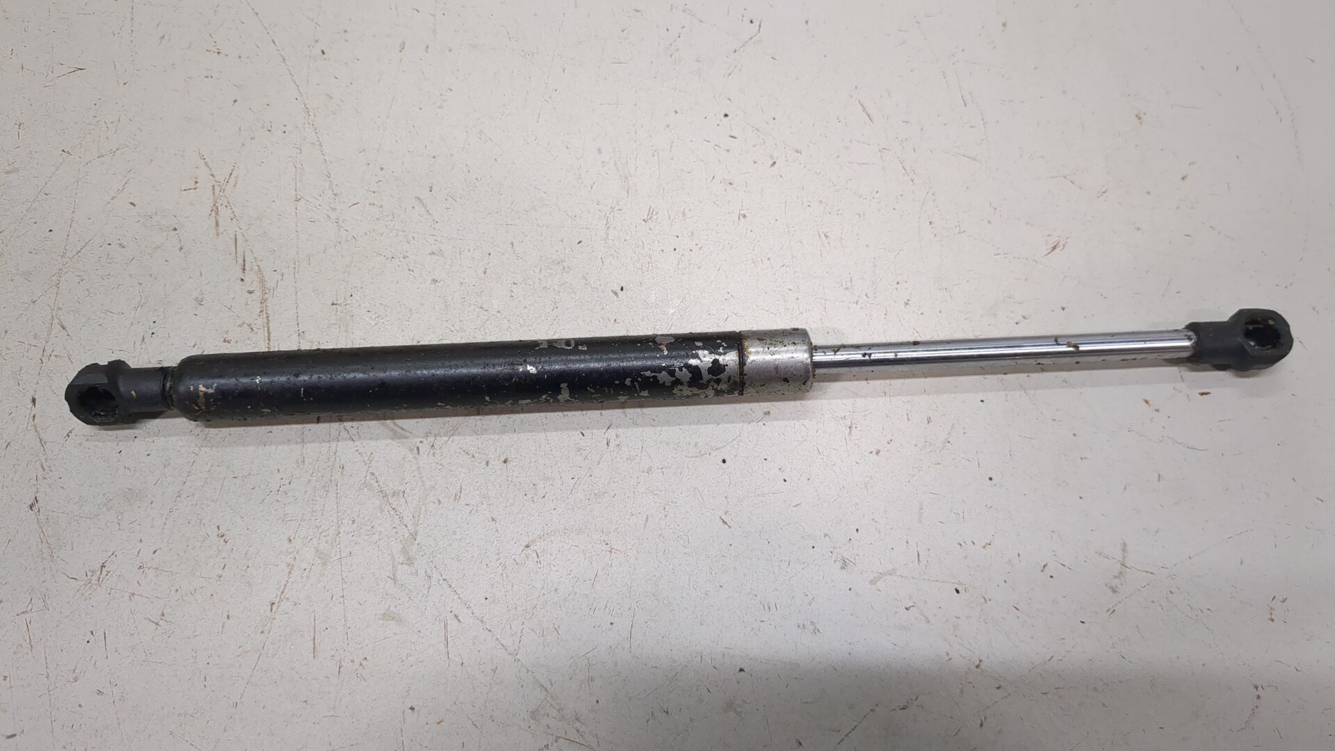 Амортизатор капота