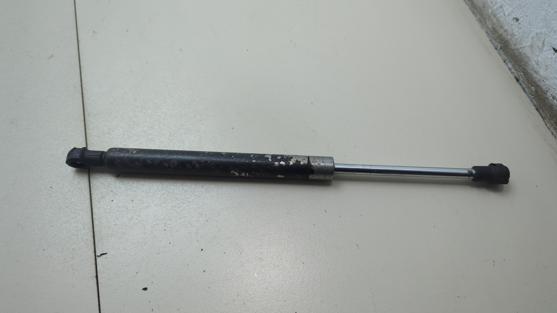 Амортизатор капота