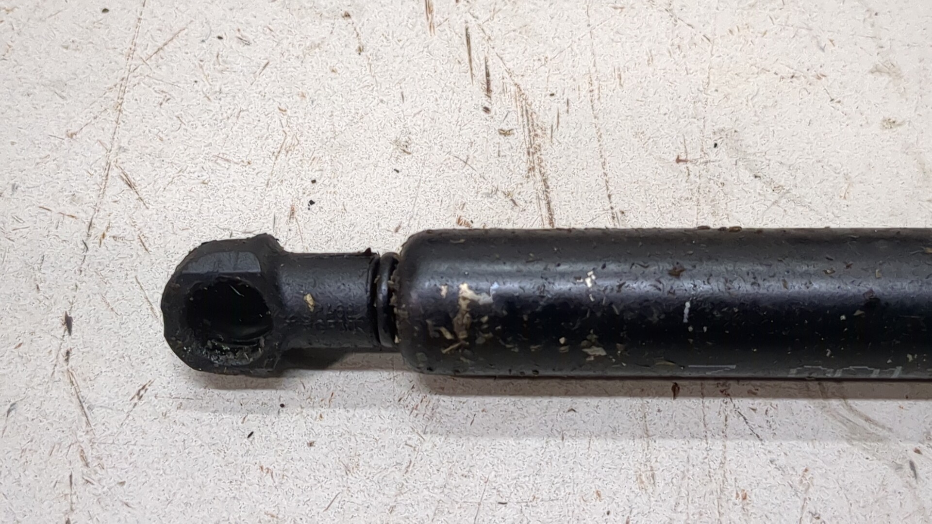 Амортизатор капота