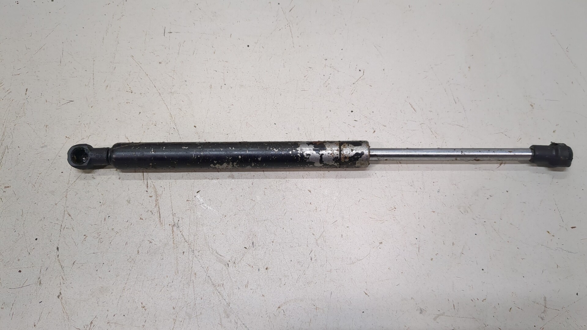 Амортизатор капота