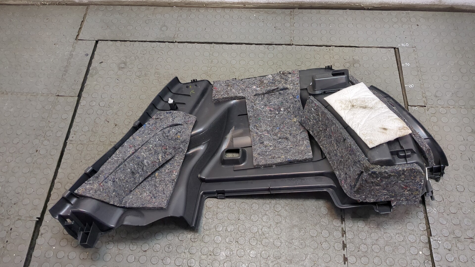 Обшивка багажника