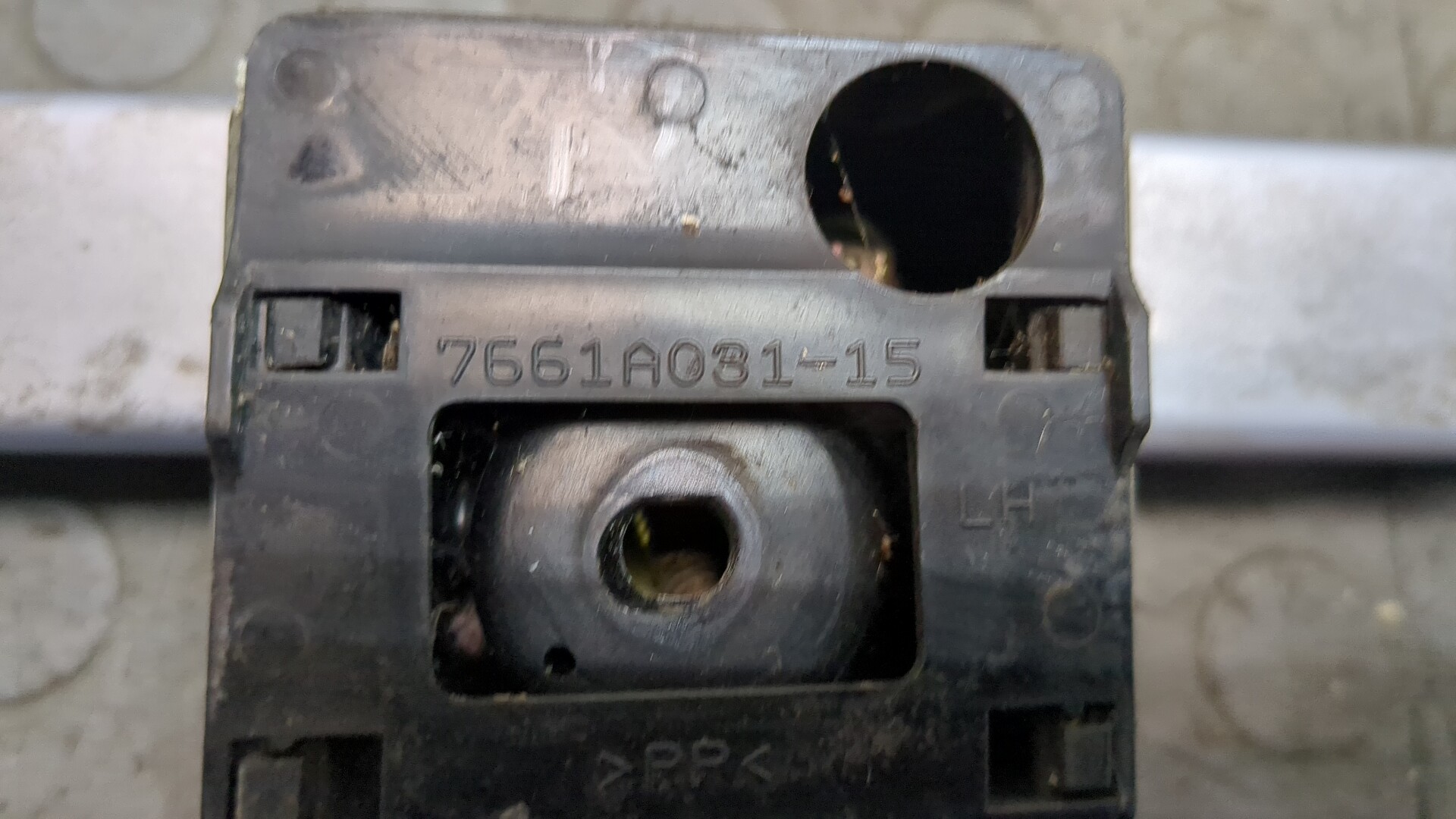 Рейлинг (релинг) левый (планка на крышу)