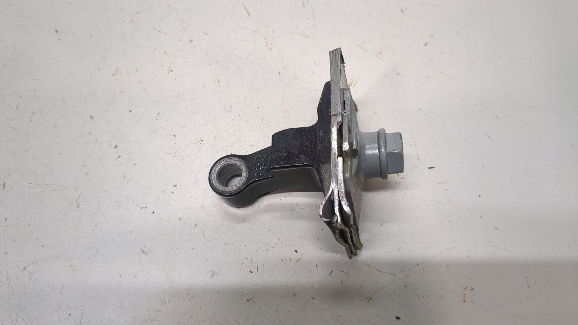 Петля двери