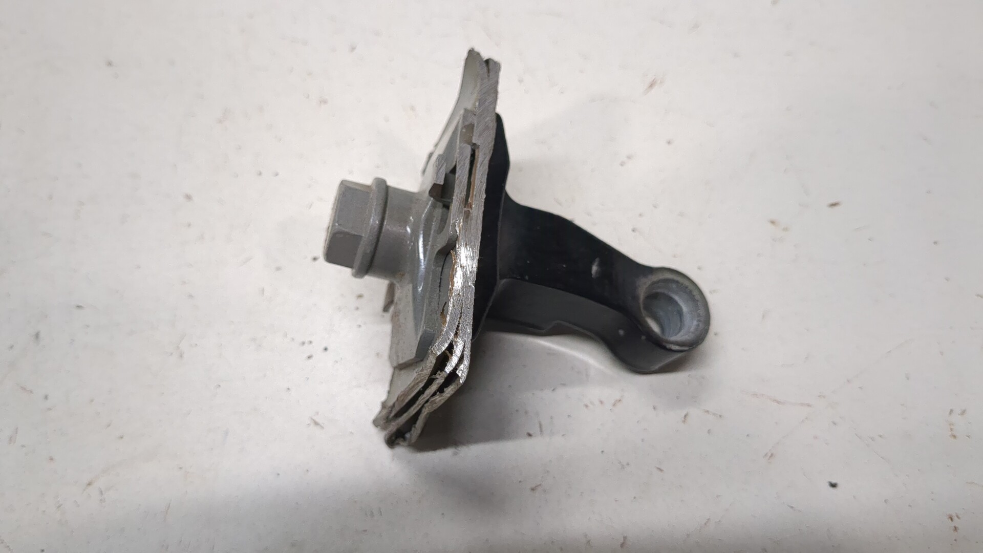 Петля двери