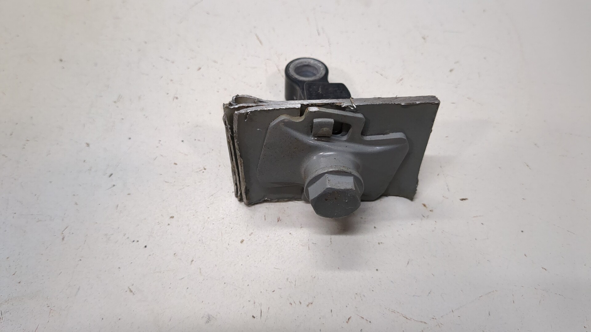 Петля двери