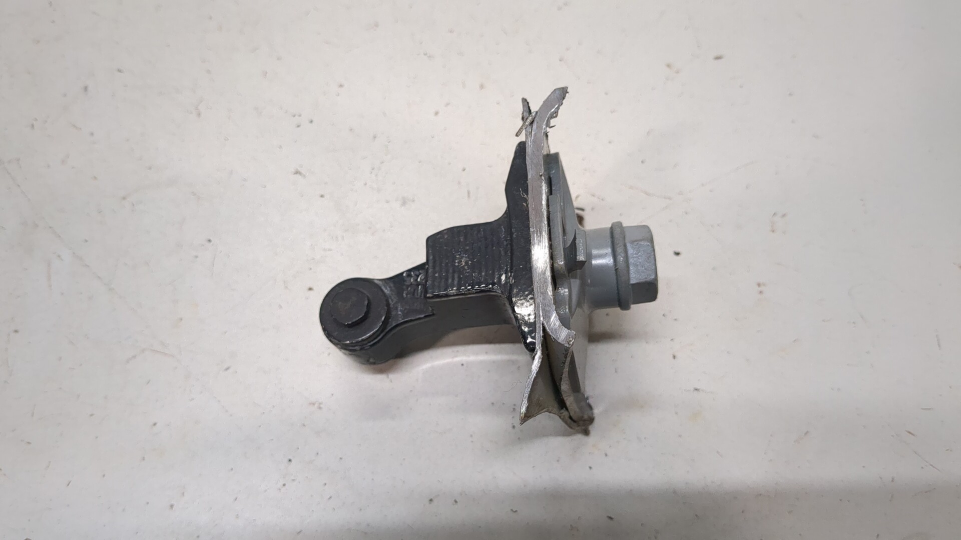 Петля двери