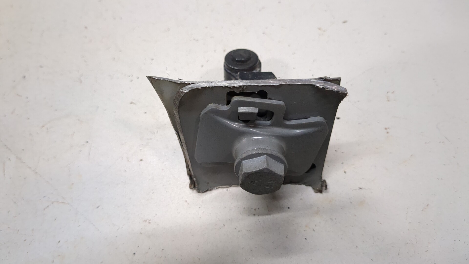 Петля двери