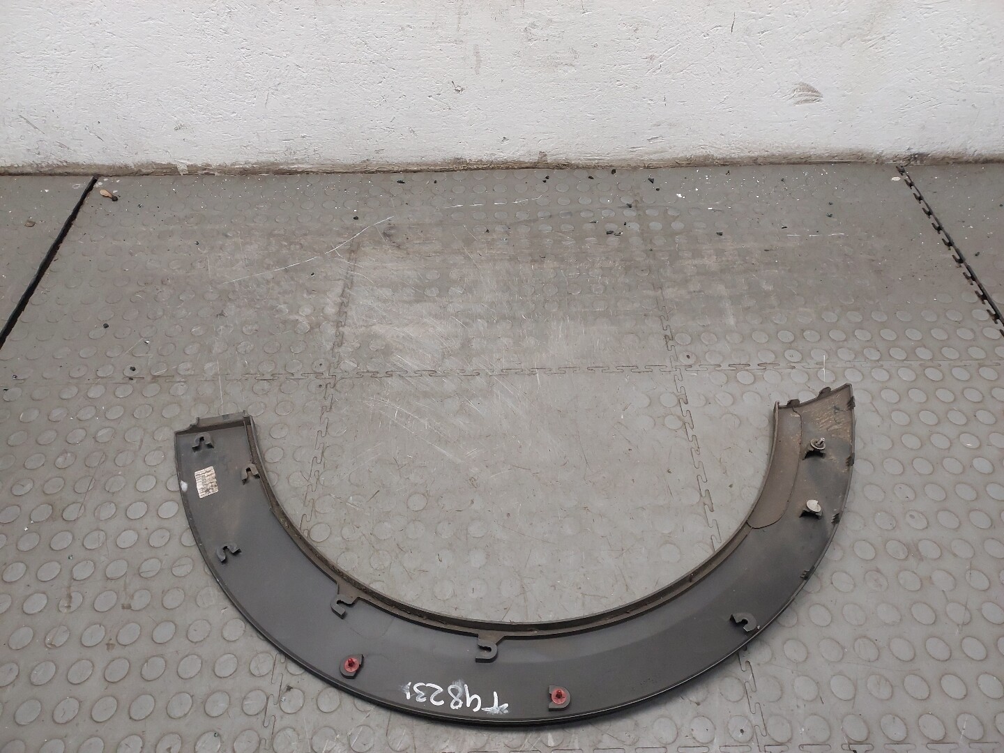 Накладка заднего крыла левого
