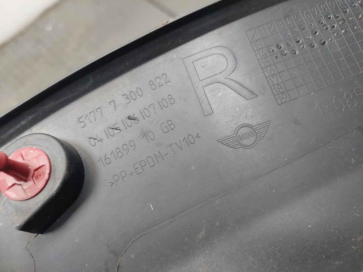 Молдинг заднего крыла правого