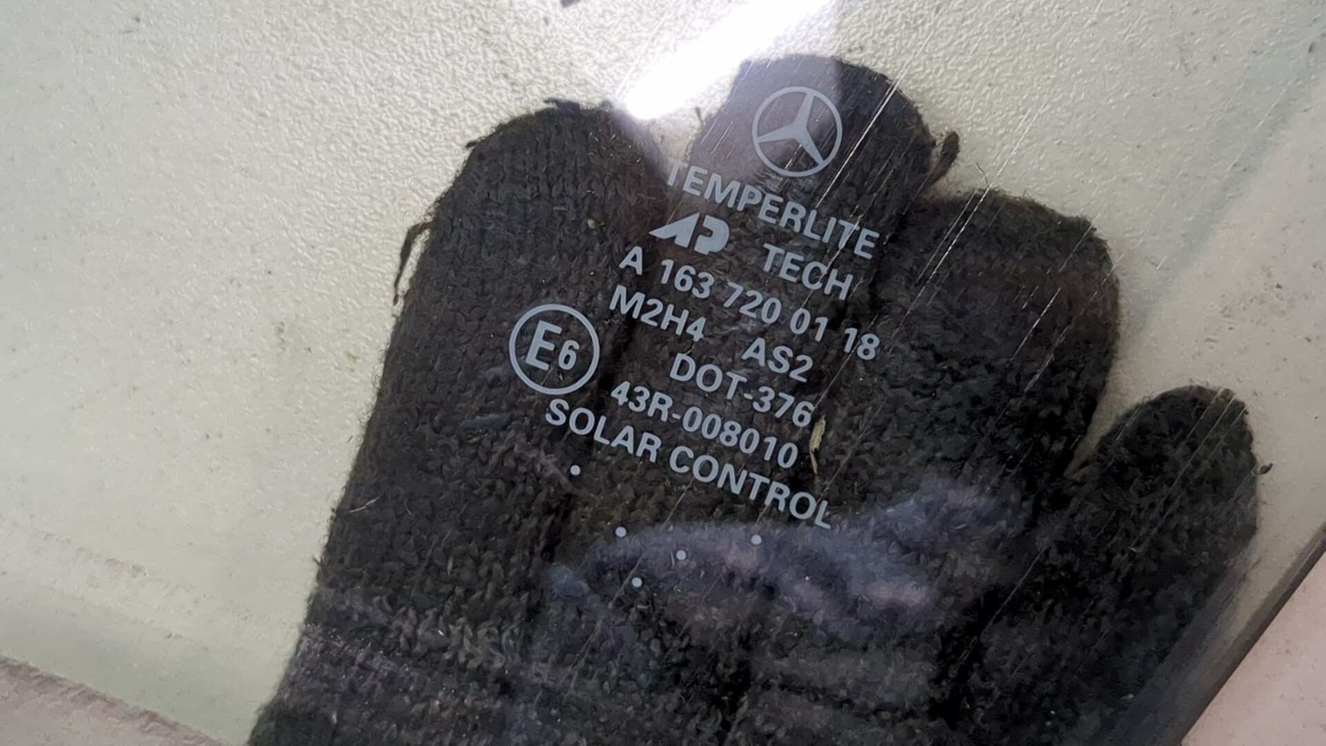 Стекло двери передней левой