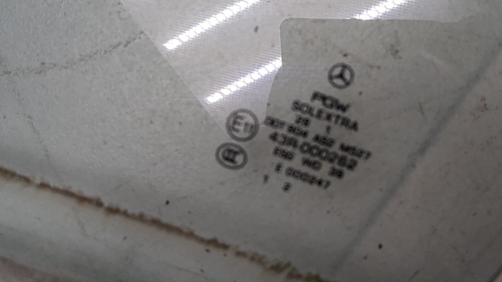 Стекло двери передней левой