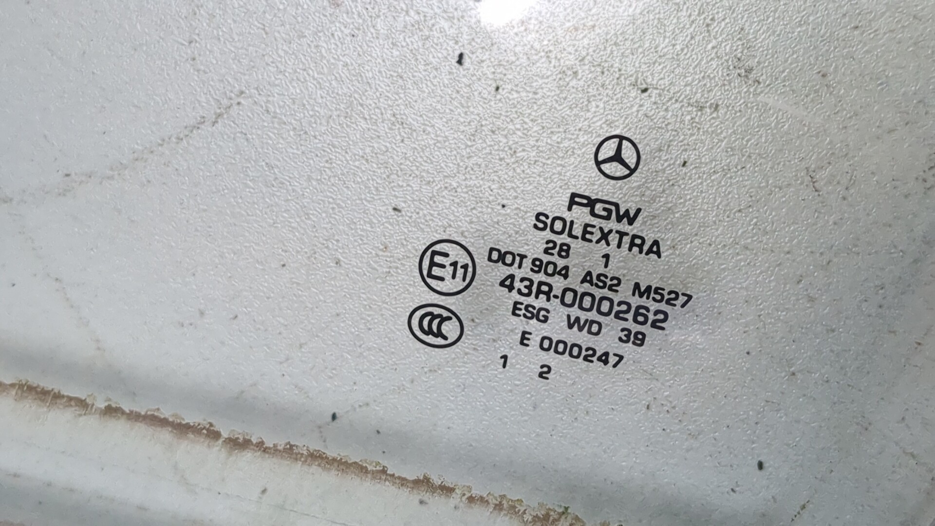 Стекло двери передней левой