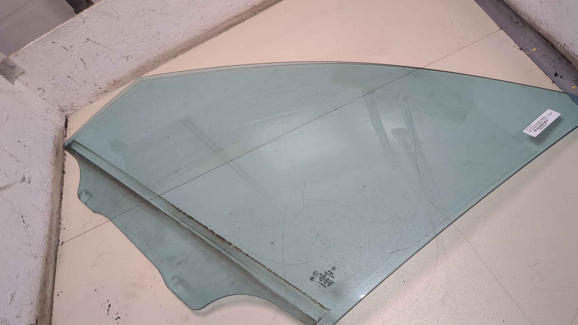 Стекло двери передней левой