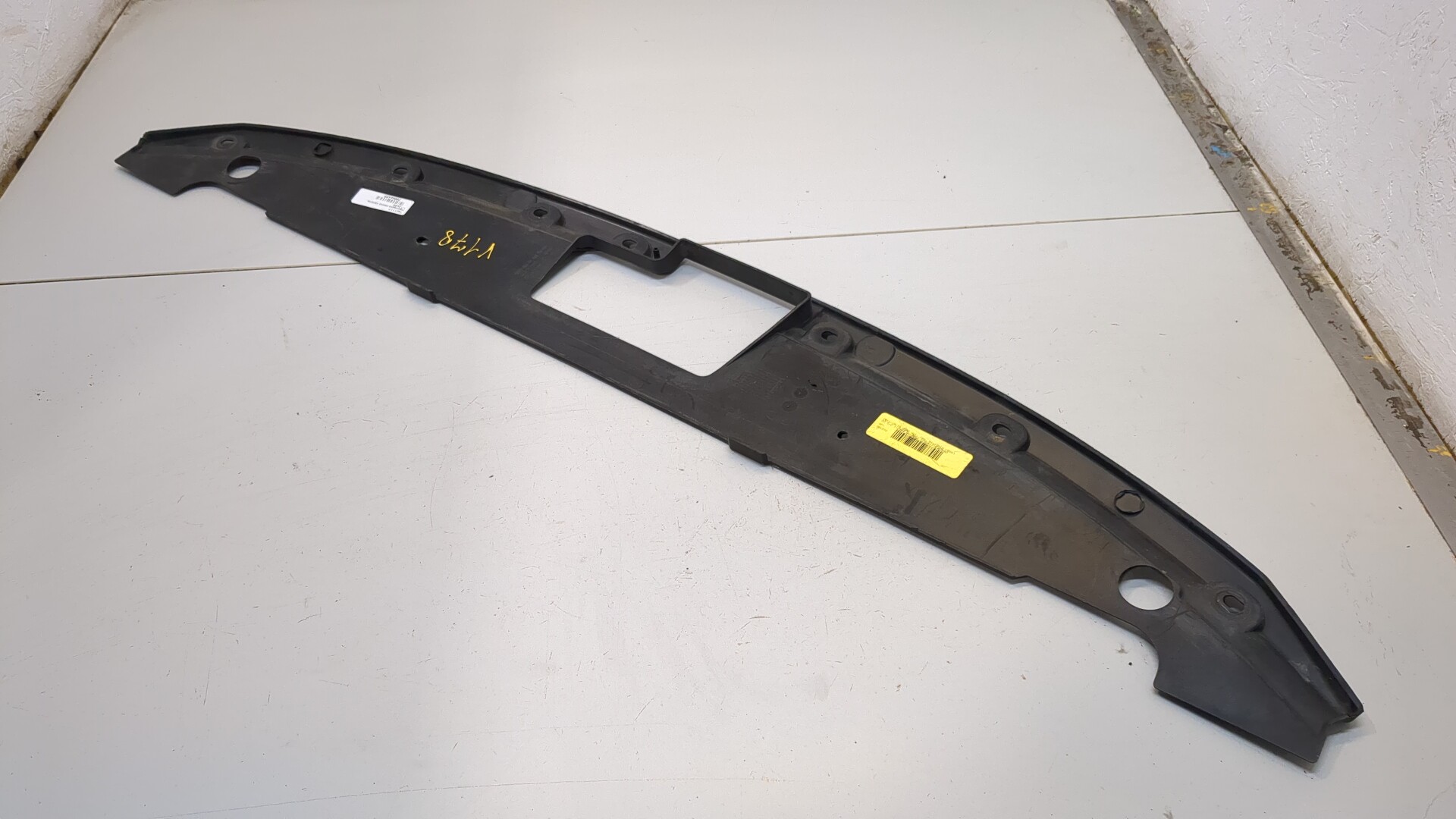 Кожух замка капота