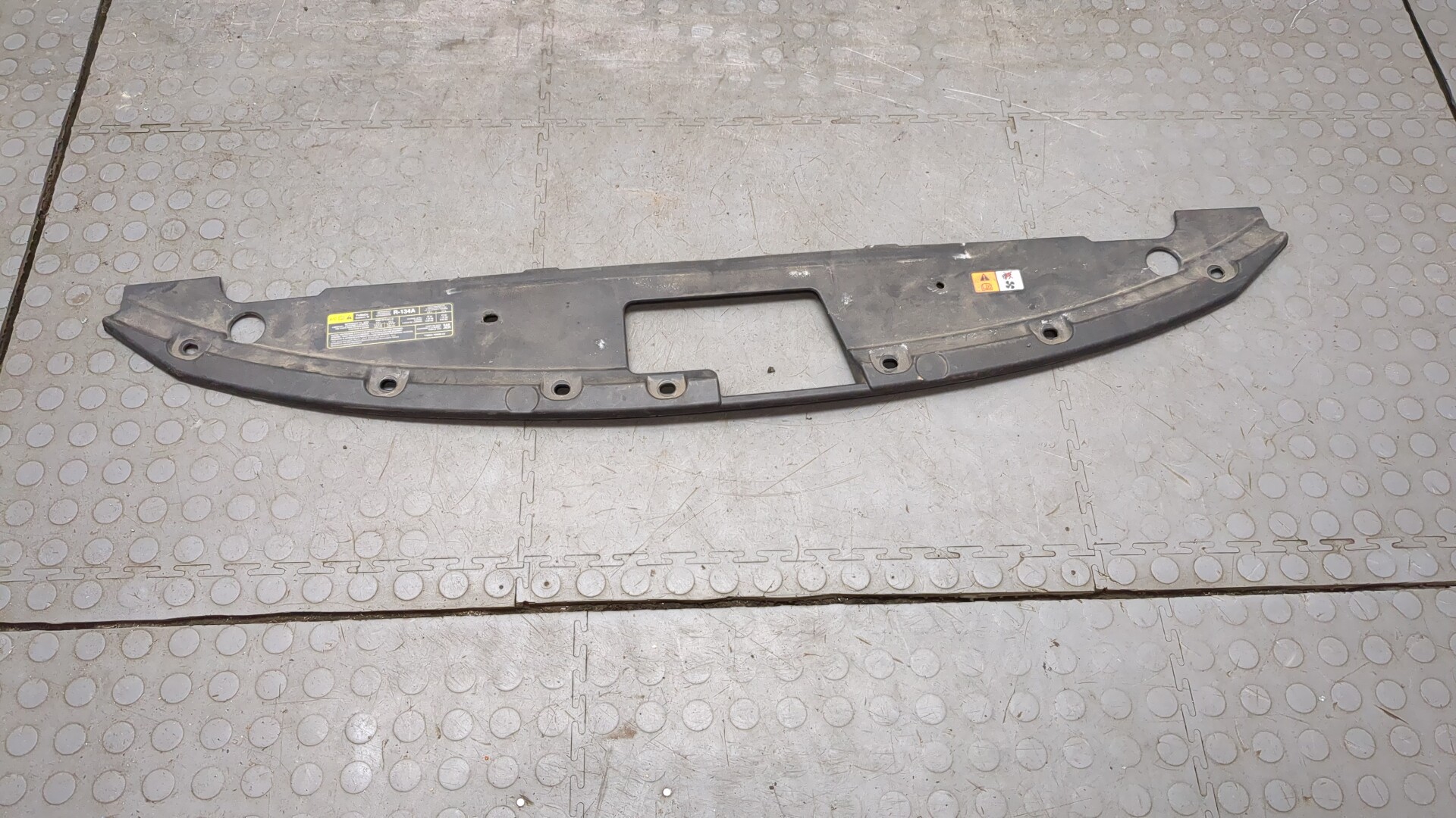 Кожух замка капота