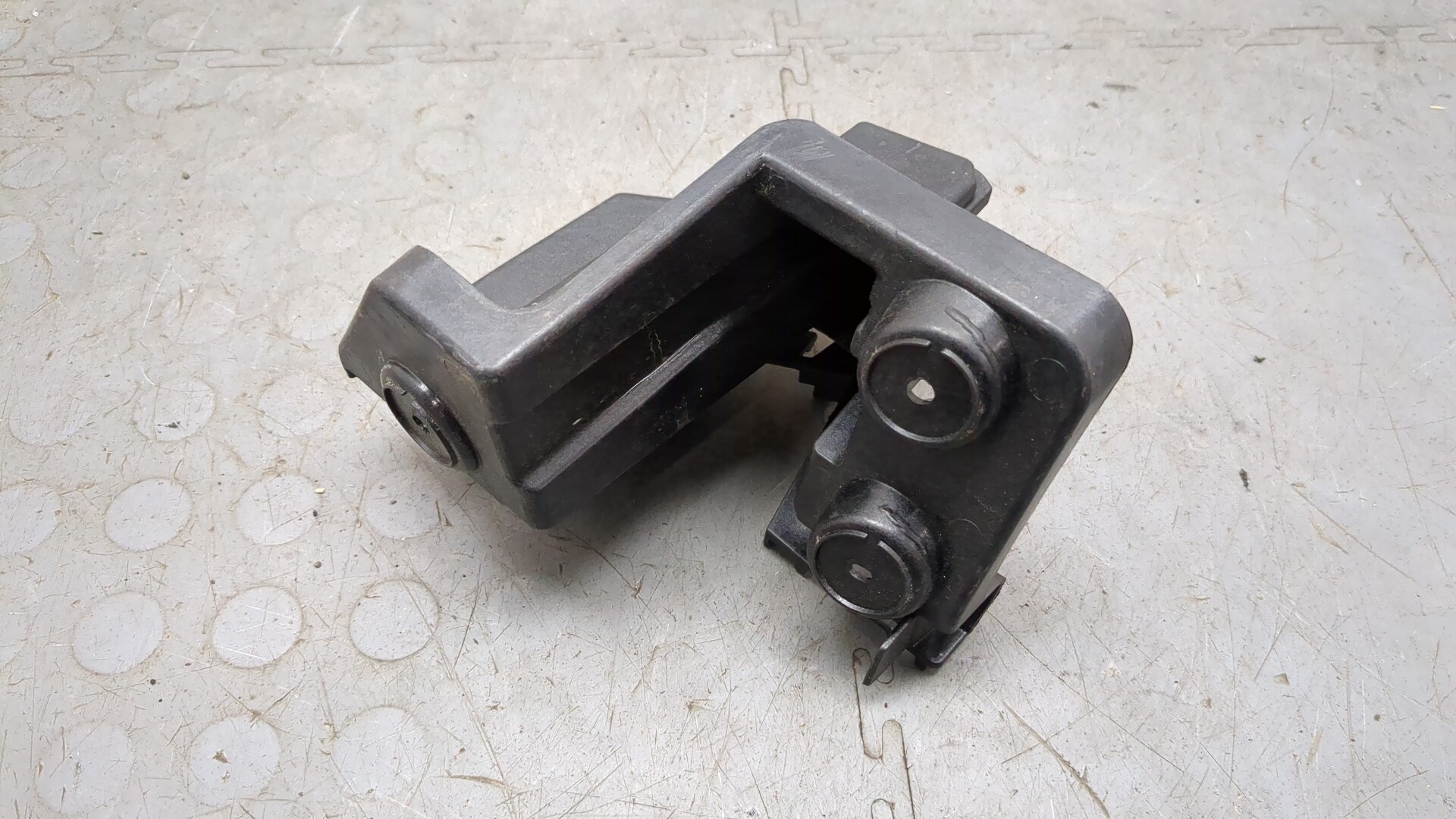 Кронштейн заднего бампера левый